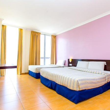 Ample Hotel Skudai Exterior photo